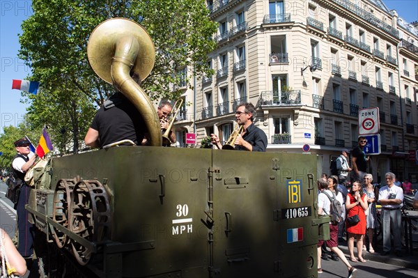 Défilé de commémoration du 75e anniversaire de la Libération de Paris, avenue du Général Leclerc