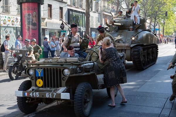 Défilé de commémoration du 75e anniversaire de la Libération de Paris, avenue du Général Leclerc