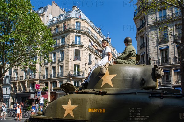 Défilé de commémoration du 75e anniversaire de la Libération de Paris, avenue du Général Leclerc