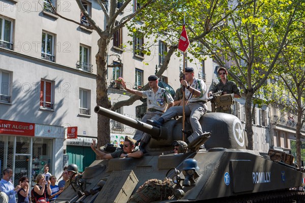 Défilé de commémoration du 75e anniversaire de la Libération de Paris, avenue du Général Leclerc