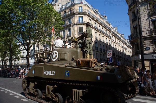 Défilé de commémoration du 75e anniversaire de la Libération de Paris, avenue du Général Leclerc