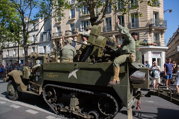 Défilé de commémoration du 75e anniversaire de la Libération de Paris, avenue du Général Leclerc