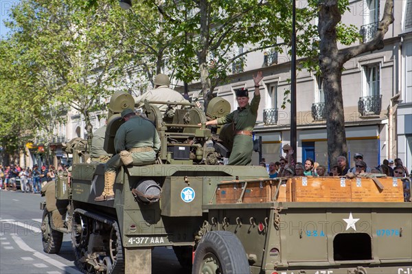 Défilé de commémoration du 75e anniversaire de la Libération de Paris, avenue du Général Leclerc