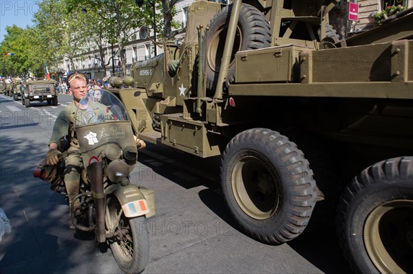 Défilé de commémoration du 75e anniversaire de la Libération de Paris, avenue du Général Leclerc