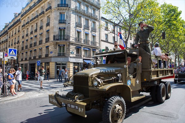 Défilé de commémoration du 75e anniversaire de la Libération de Paris, avenue du Général Leclerc