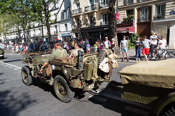 Défilé de commémoration du 75e anniversaire de la Libération de Paris, avenue du Général Leclerc