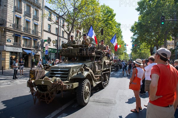 Défilé de commémoration du 75e anniversaire de la Libération de Paris, avenue du Général Leclerc