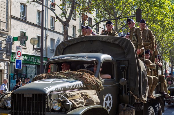 Défilé de commémoration du 75e anniversaire de la Libération de Paris, avenue du Général Leclerc