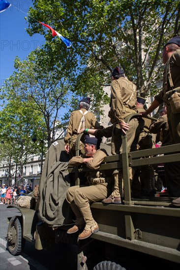 Défilé de commémoration du 75e anniversaire de la Libération de Paris, avenue du Général Leclerc