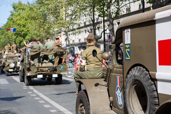 Défilé de commémoration du 75e anniversaire de la Libération de Paris, avenue du Général Leclerc