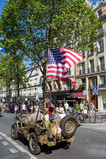 Défilé de commémoration du 75e anniversaire de la Libération de Paris, avenue du Général Leclerc