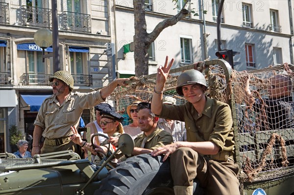 Défilé de commémoration du 75e anniversaire de la Libération de Paris, avenue du Général Leclerc