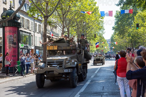 Défilé de commémoration du 75e anniversaire de la Libération de Paris, avenue du Général Leclerc