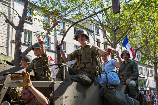 Défilé de commémoration du 75e anniversaire de la Libération de Paris, avenue du Général Leclerc