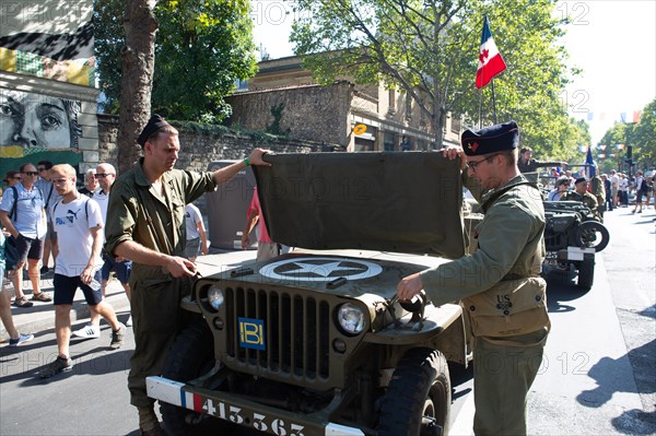 Défilé de commémoration du 75e anniversaire de la Libération de Paris, avenue du Général Leclerc