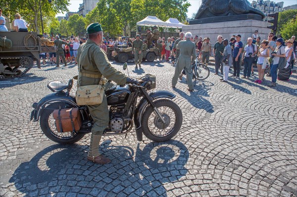 Défilé de commémoration du 75e anniversaire de la Libération de Paris, avenue du Général Leclerc