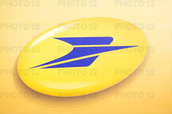 Logo de la Poste sur un véhicule