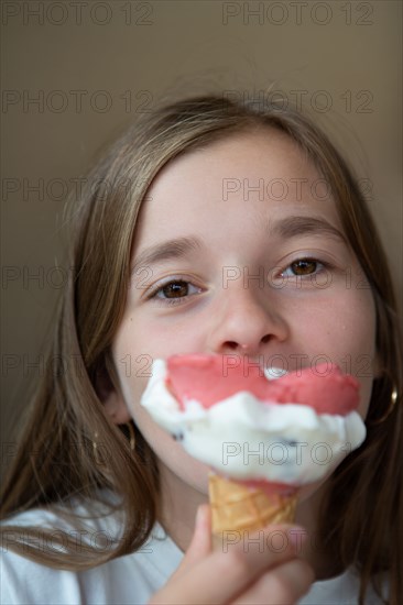 Ado qui mange une glace