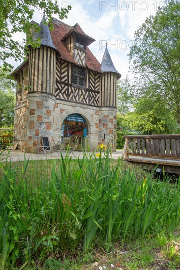 Château de Crèvecoeur, Fondation Schlumberger, à Crèvecoeur-en-Auge