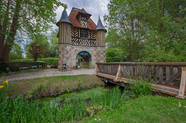 Château de Crèvecoeur, Fondation Schlumberger, à Crèvecoeur-en-Auge