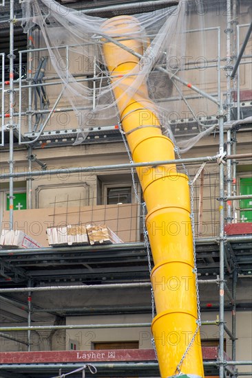 Paris, immeuble en chantier, tuyau d'évacuation des gravats