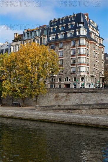 Paris, Quai des Orfèvres, building by Henri Sauvage