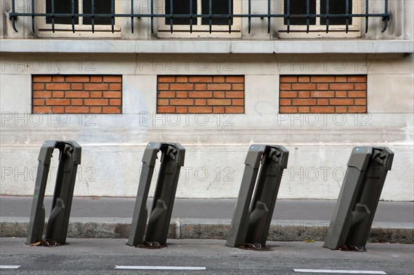 Paris, bornes pour attacher les Vélib'