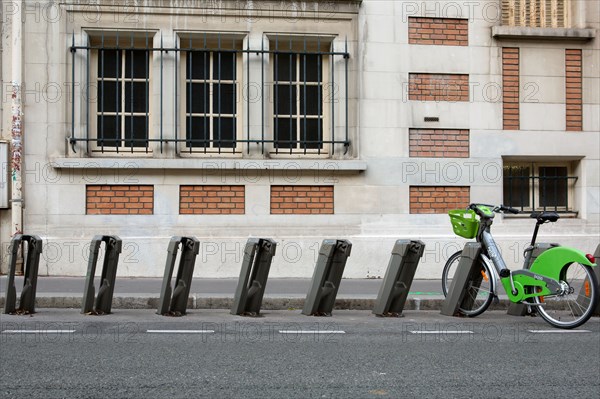 Paris, bornes pour attacher les Vélib'