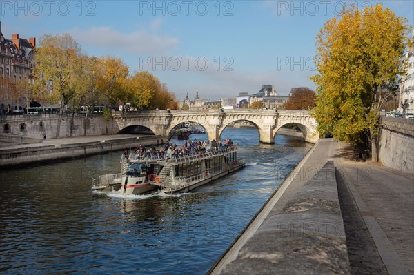 Paris, bateau mouche