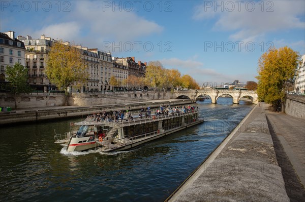 Paris, bateau mouche