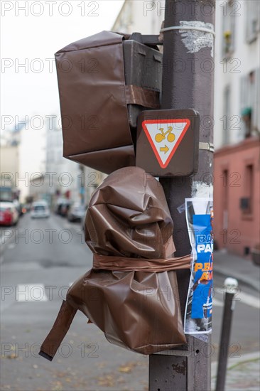 Paris, removal of the traffic lights, hidden under a tarp