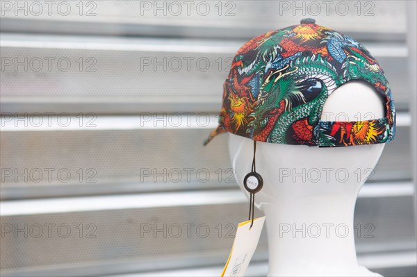 Paris, casquette dans la vitrine d'un magasin