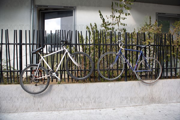 Paris, vélos accrochés