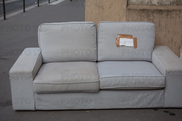 Paris, encombrants déposés sur le trottoir