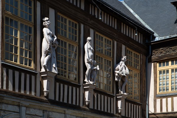Rouen (Seine Maritime), cariatides de la façade de l'hôtel d'Etancourt,