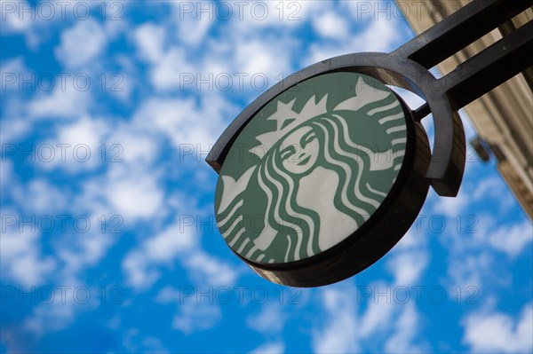 Paris, enseigne Starbucks