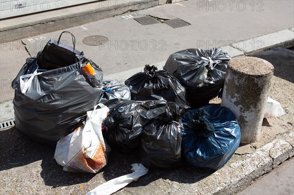 Rouen (Seine Maritime), poubelles déposées dans la rue