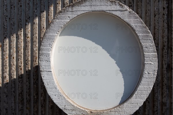 Rouen (Seine Maritime), détail d'un mur en béton