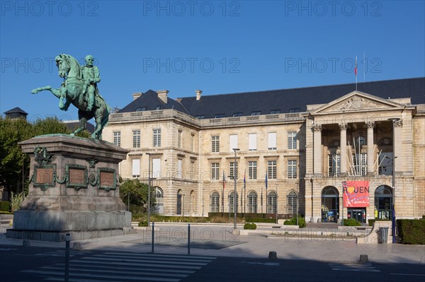 Rouen (Seine Maritime), Hôtel de Ville et statue équestre de Napoléon