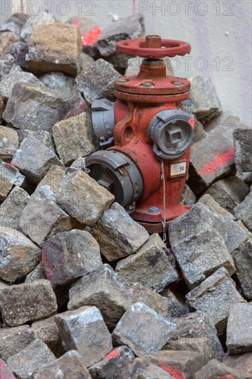 Rouen (Seine Maritime), bouche à incendie recouverte de pavés