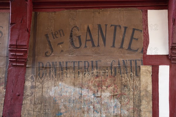 Rouen (Seine Maritime), anciennes inscriptions de commerce et graffitis