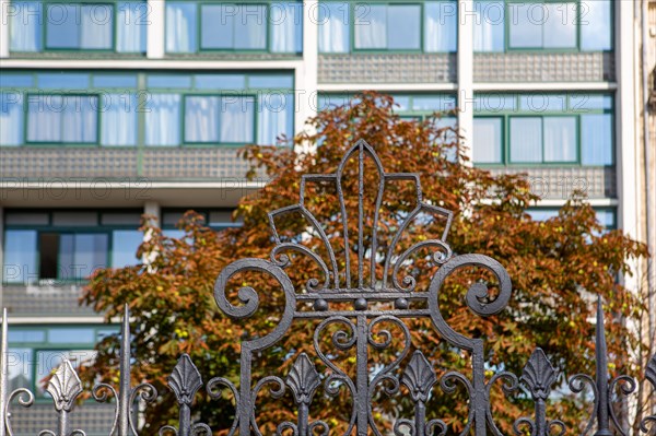 Paris, grille du métro aérien devant le lycée Fresnel,