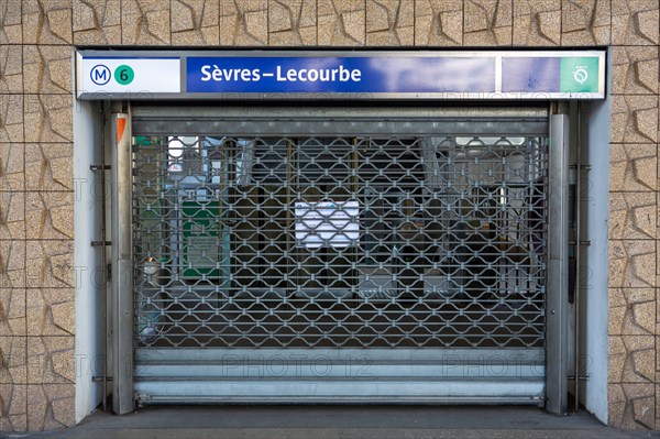 Paris, Sèvres-Lecourbe metro station closed on strike day