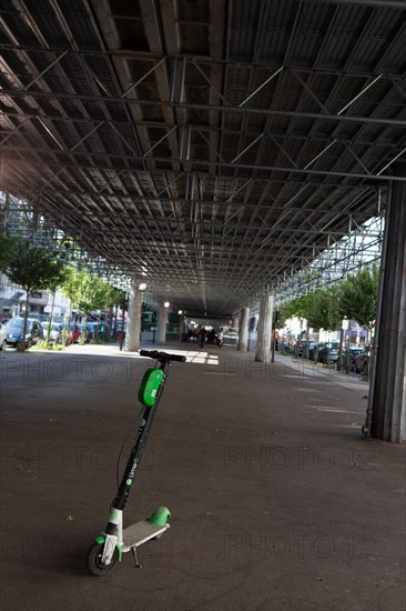 Paris, subway station closed on strike day