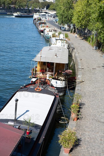 Paris, port, harbour of Suffren