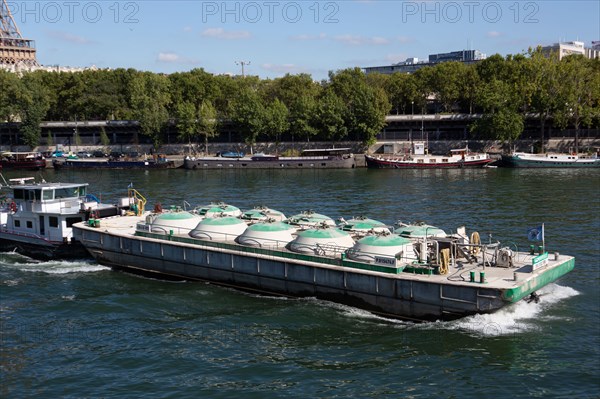 Paris, barge near the Pont de Bir Hakeim