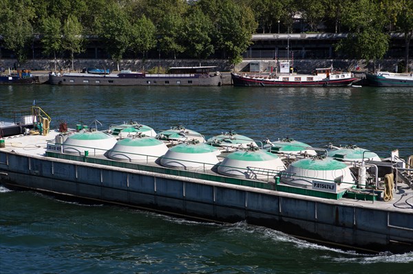 barge near the Pont de Bir Hakeim