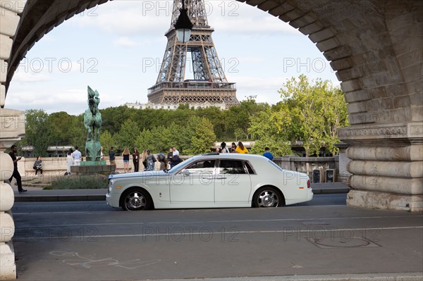 Paris, limousine sous le viaduc de Passy
