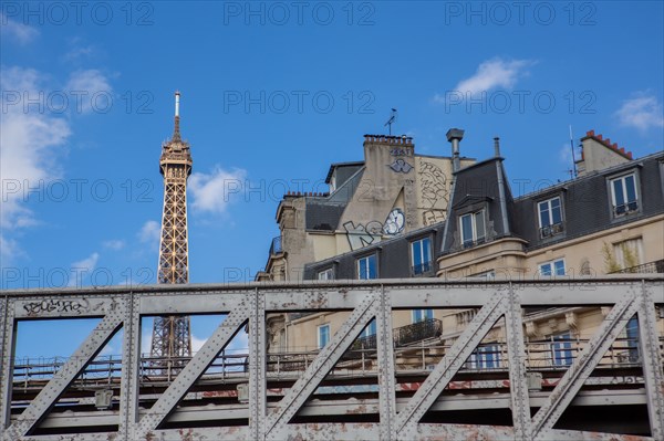 Paris, détail de la structure du métro aérien, ligne 6 et Tour Eiffel