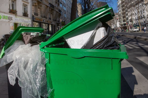 Paris, poubelles qui débordent